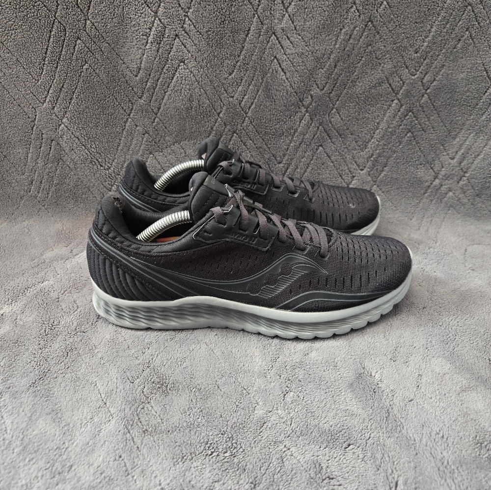 Saucony Kinvara 11 Running Shoes Womens Sz 8.5 Athletic Sneakers Trainers Black.